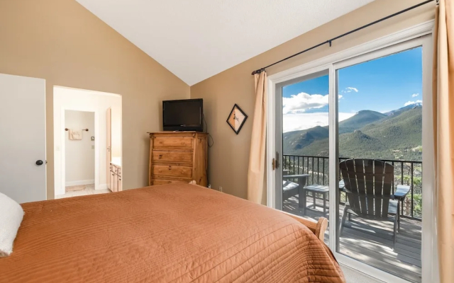 Cedar Upper Luxury Vacation  At Windcliff 3 Bedroom Home by RedAwning