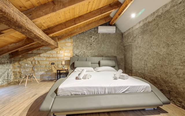 Cascina Liebe with sauna among vineyards