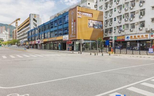 Yunding Smog Hotel (Shenzhen Lushan Scenic Area Liantang Subway Station)