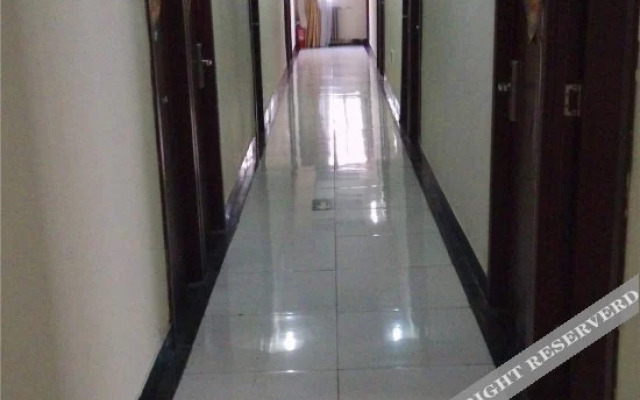 Super 8 Hotel (Beijing Shiliuzhuang Metro Station)