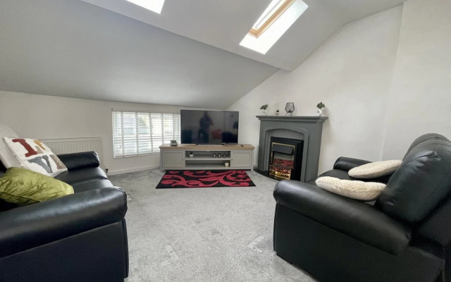 Impeccable 2-bed Apartment in Scarborough