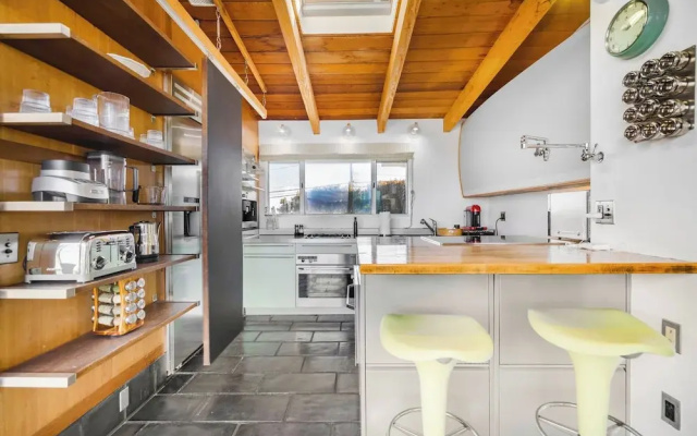 Mulholland View - Mid-century Modern Escape w/ Infinity Pool