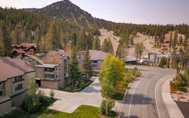Slopeside Deluxe 2 Bedroom Condo with Free Parking, Spa, Free Gondola (Sierra Megeve 25) by RedAwning
