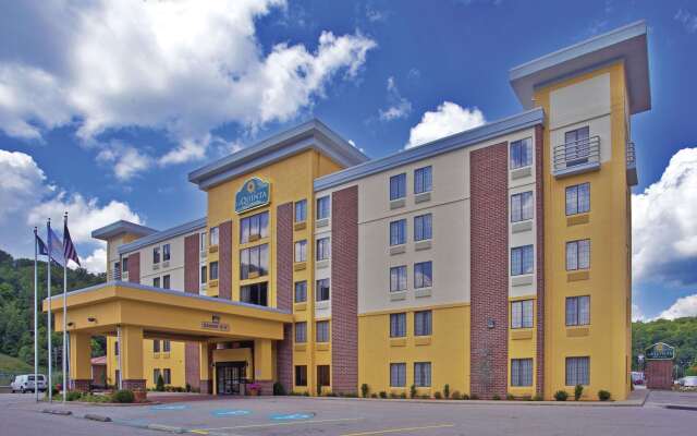 La Quinta Inn & Suites by Wyndham Elkview - Charleston NE