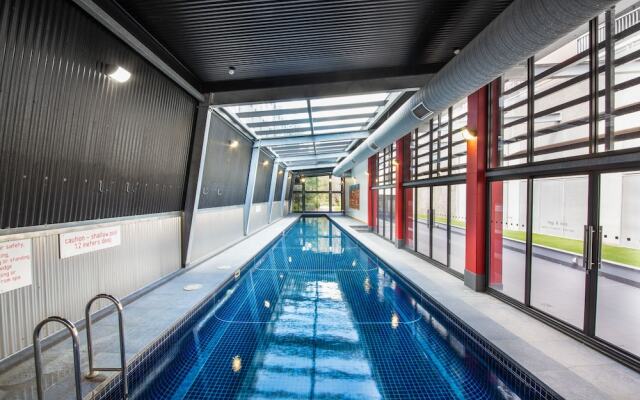 Stylish 2 Bed 2 Bath Parking Wifi Pool