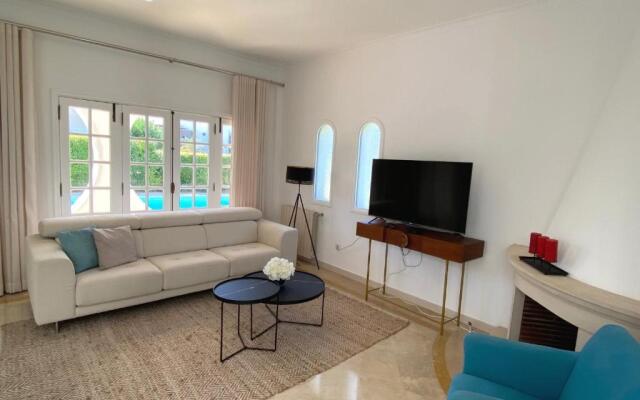 Charming 3-bed Villa With Pool in Olhos de Agua