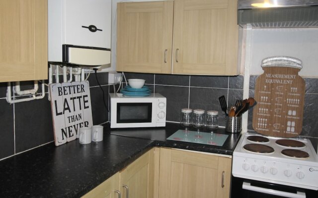 Rickard Street 4 Bed House Near J32 and M4 by Cardiff Holiday Homes