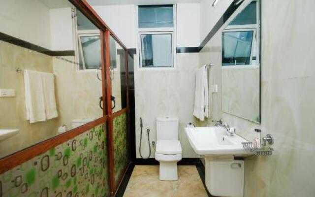 OYO 361 Grand Rovinka Hotel