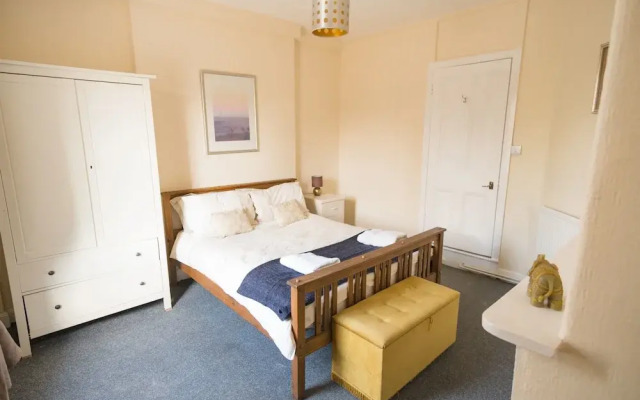 Three Bedroom Apartment Next To Pub