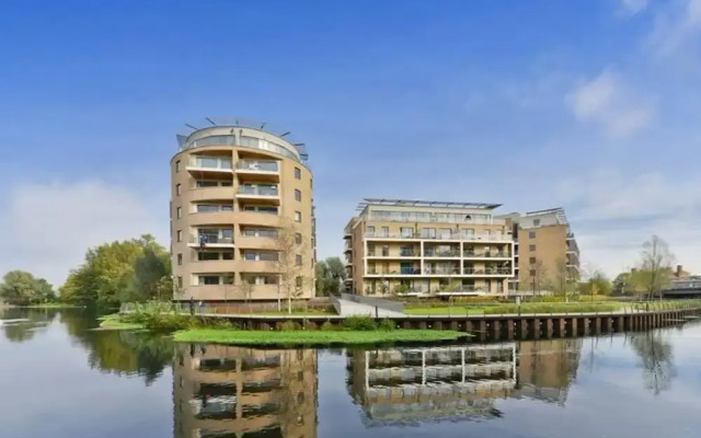 Stylish 2BD With Views of the River Lea