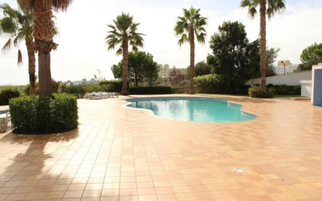Great 2 bedroom apartment with communal pool