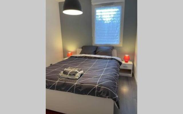 Joli T2, jacuzzi, jardin et parking privés, métro