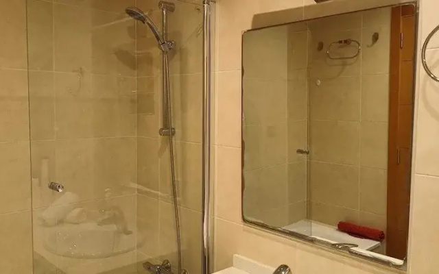 Lovely 2 Bedroom, 2 Bathroom Apartment With Pool
