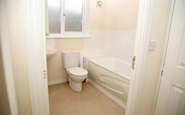 8 Guests - 4 Bedrooms - Parking - Garden