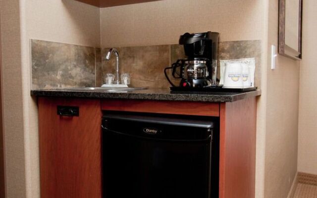 Days Inn & Suites Strathmore