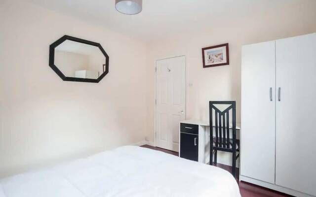 Modern and Homely 2 Bedroom by Canary Wharf