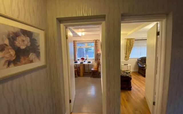 Quiet Secluded two Bedroom Bungalow With Parking