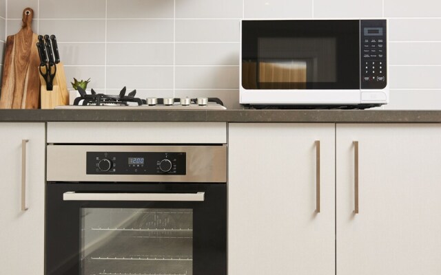 Spacious and Bright 1 Bedroom Apartment
