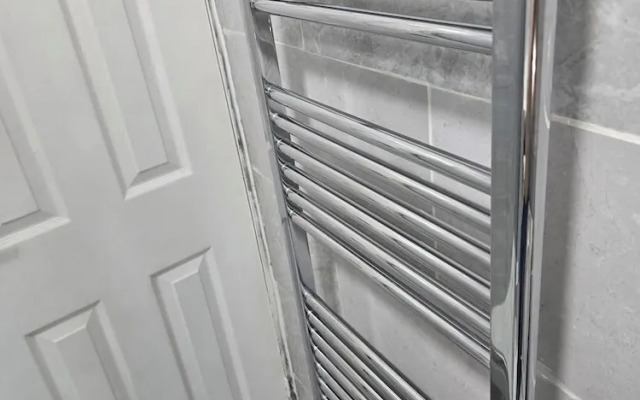 Manchester - House - Sleeps 6 - Parking - Garden