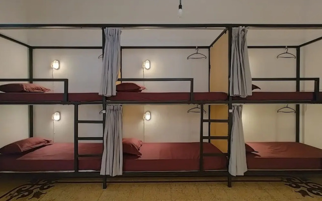 Semeru Hostel Malang - Adults Only