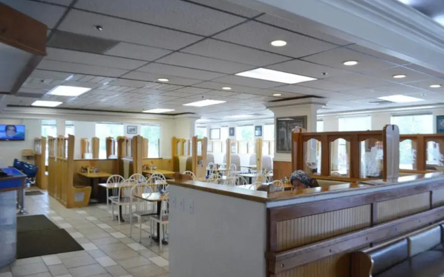 Valley Hotel & 24/7 Open Cafe