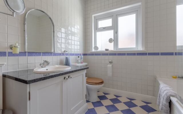 3 Bedroom Family House With Garden