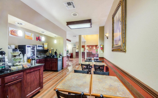 Econo Lodge Inn & Suites Eagle Pass