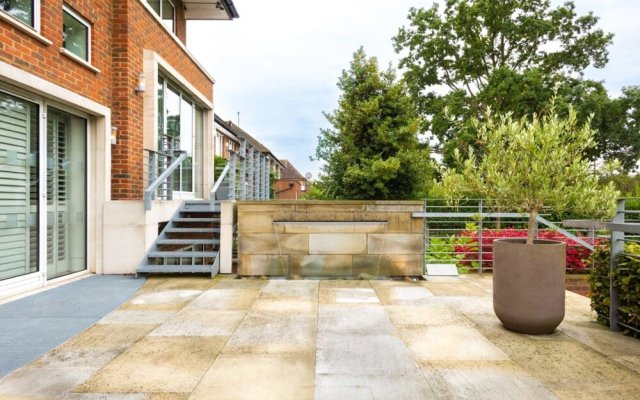 The East Finchley Retreat 6Bdr House With Swimming Pool, Garden, Parking