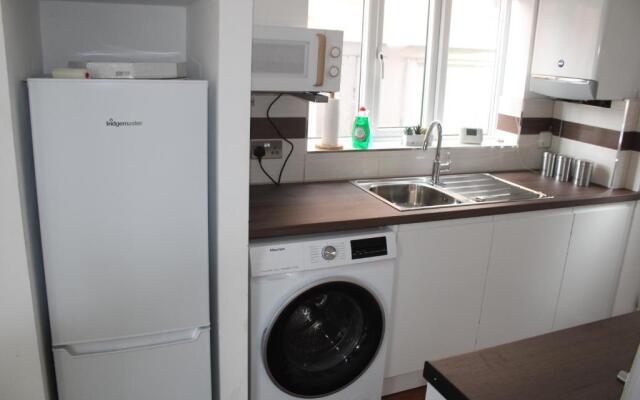 Cosy 3 bedroom house in quiet residential area