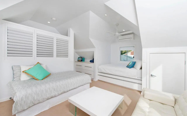 Middle Rock Beach House - Beach Front, Lake Cathie