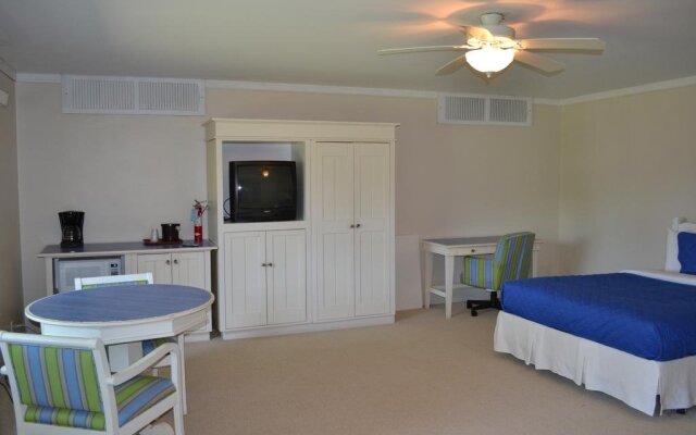 Buzz's Lakeside Inn