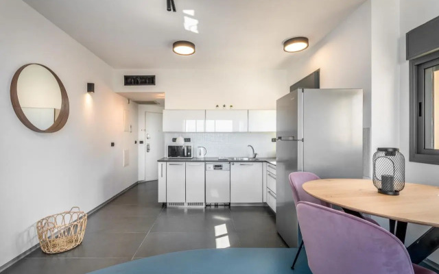 Modern & Sunny 1 BDR w balcony and parking