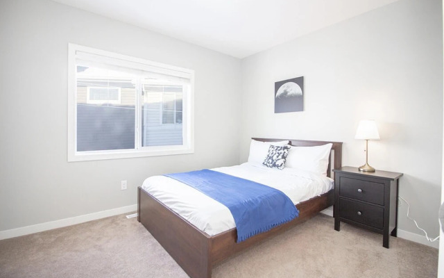 Bright Modern 4bed 2bath Townhouse With Parking