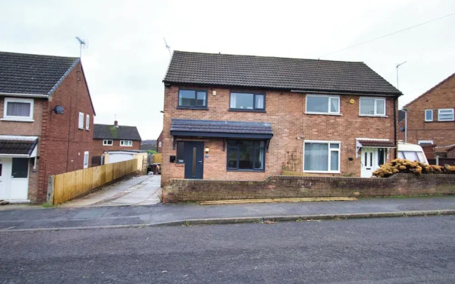 Spacious 3 Bed House - Newly Refurbished