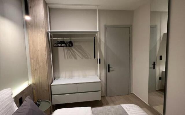 8 Blocks Apartments 4B