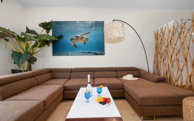 Upscale Gated Community Oasis Close to the Beach