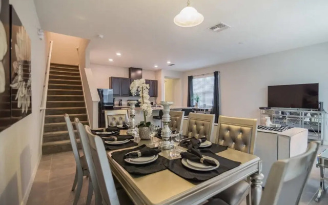 5137 Compass Bay