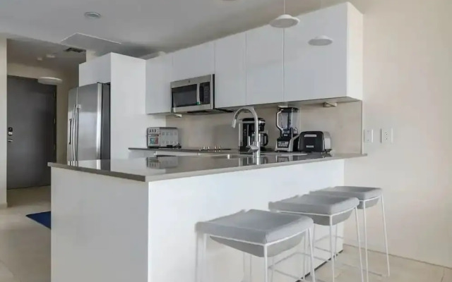 Eagle Beach Modern 2br2ba Beachfront Condo w Pool