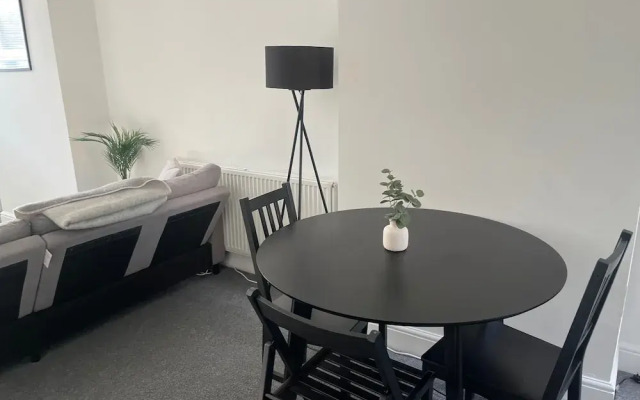 Cosy 2-bed Home - Central Location - Train Station