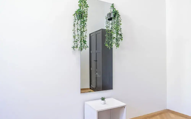 Chic 2BR Retreat Near Belvedere Palace