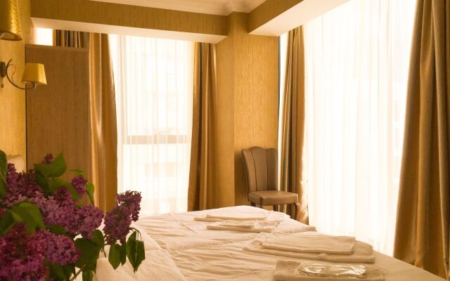 L Plaza Hotel