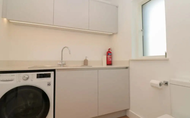 4 Court Terrace, Hillfield Village