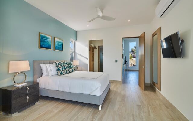 Luxurious Oceanfront Living, Minutes From Downtown: Villa Land's End