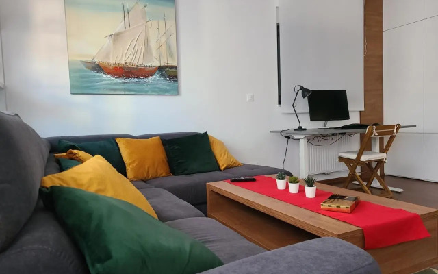 Modern 4-Star luxury apt - WFH Ready, Free Parking