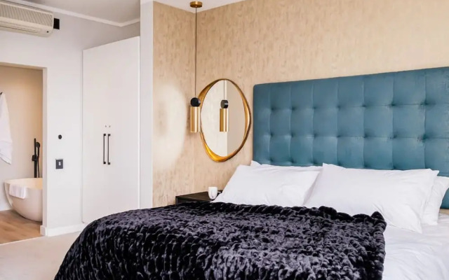 Waterfront Elegance at Harbour Bridge 413