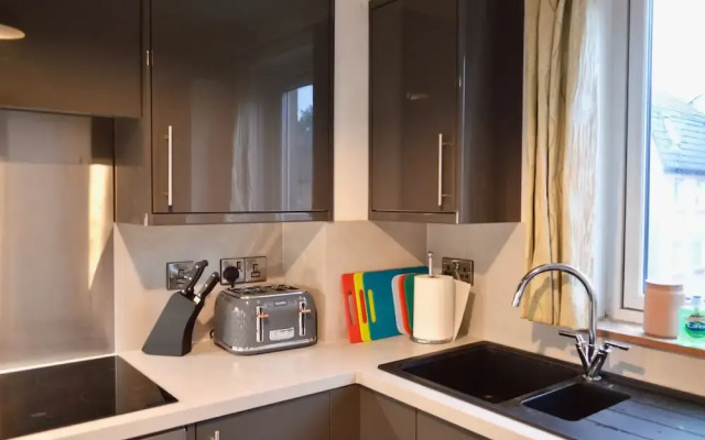 Spacious and Light 3 Bedroom Flat in Scenic Canonmills