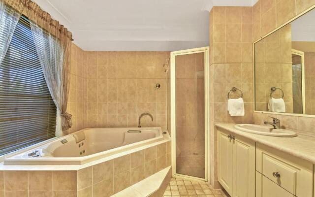 Goldfinch Way Stunning & Spacious Home Sleeps 11