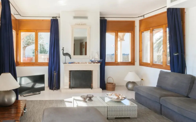 Detached Villa With Privated Pool Situated at the Seafront in Sant Pere Pescador - фото 4