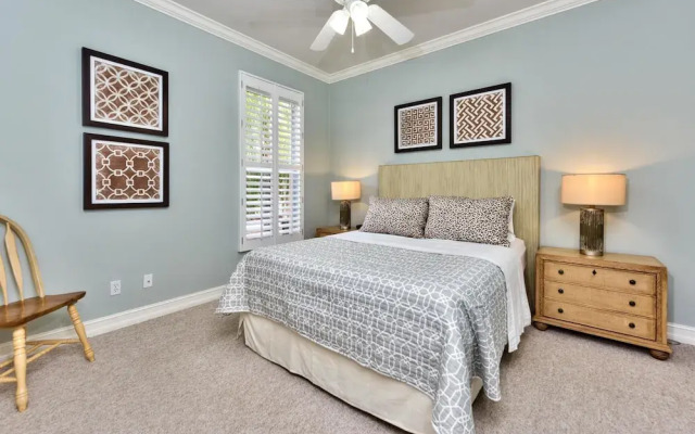 Neapolitan - Newly Renovated 3-BR Luxury Home with Private Pool. Enjoy a Fully Equipped Kitchen and Free Wi-Fi