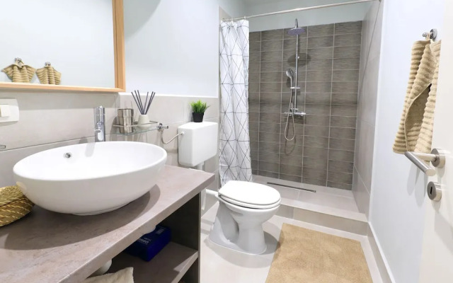 Deluxe Adria Square Studios